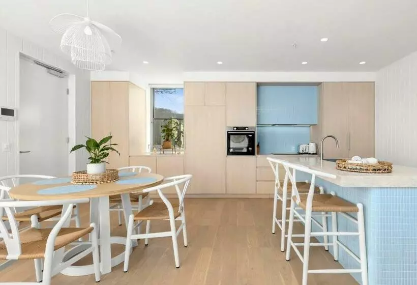 Luxe @ The Terrace  Brand New, 250m  Beach + Town!