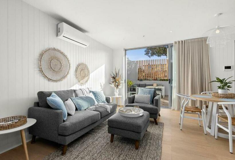 Luxe @ The Terrace  Brand New, 250m  Beach + Town!