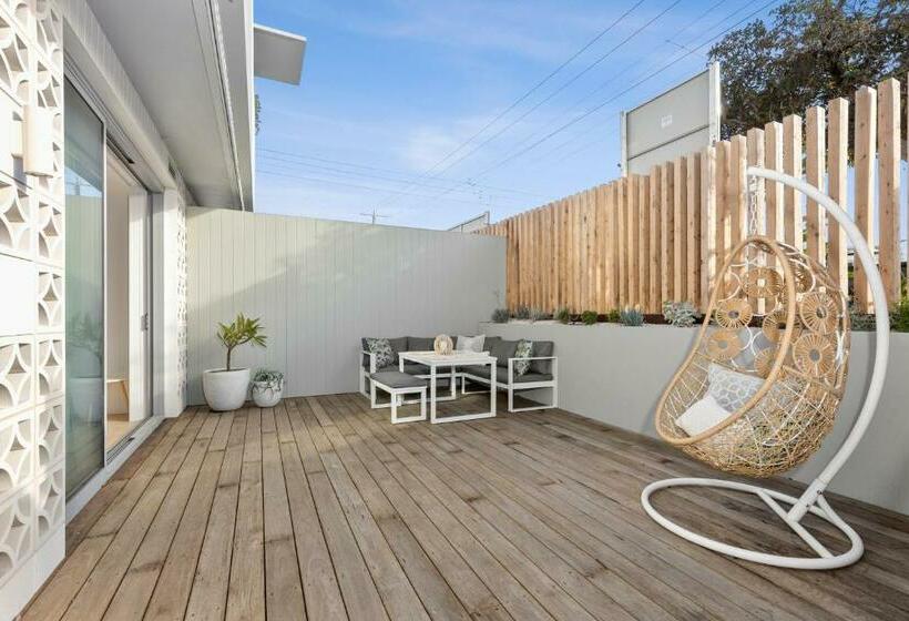 Luxe @ The Terrace  Brand New, 250m  Beach + Town!