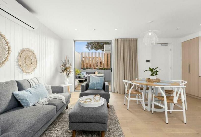 Luxe @ The Terrace  Brand New, 250m  Beach + Town!