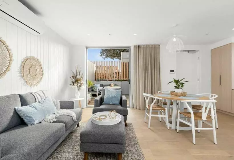 Luxe @ The Terrace  Brand New, 250m  Beach + Town!