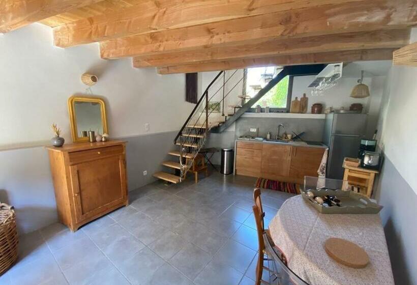 Collias, Jolie Maison De Village Typique + Parking