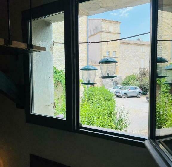 Collias, Jolie Maison De Village Typique + Parking