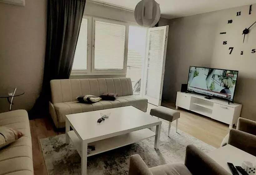 Lala Lux & Parking Free