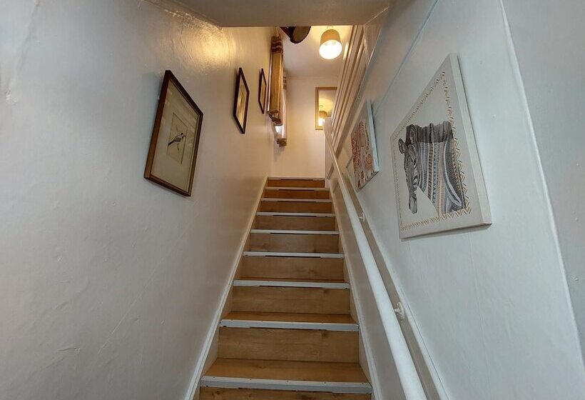 Lovely 2 Bed House In The Heart Of Woodhouse Leeds