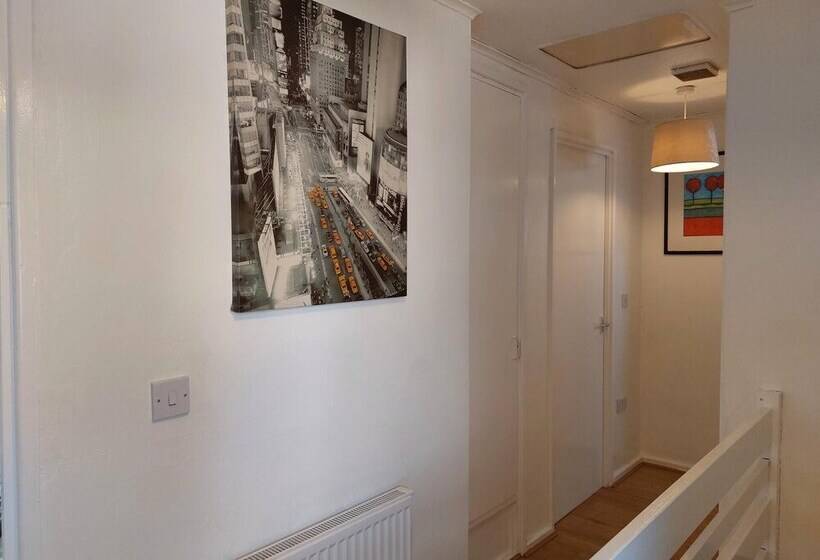 Lovely 2 Bed House In The Heart Of Woodhouse Leeds