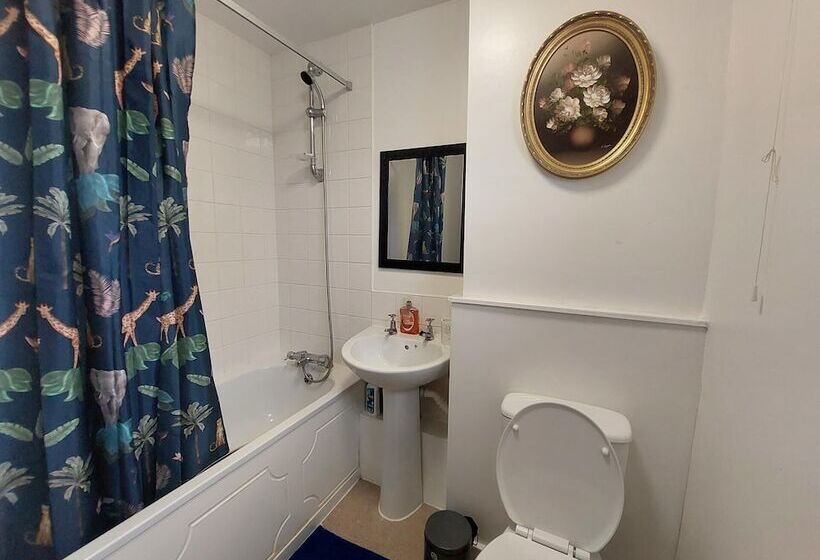 Lovely 2 Bed House In The Heart Of Woodhouse Leeds