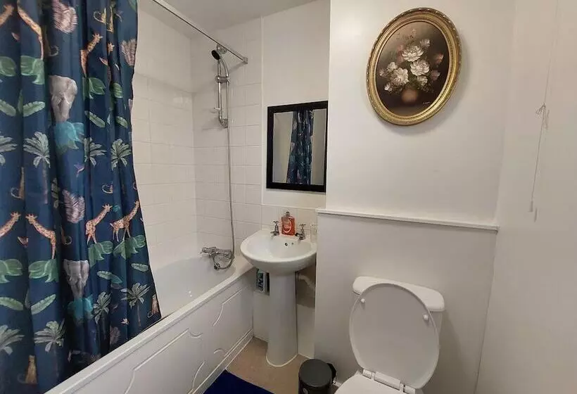 Lovely 2 Bed House In The Heart Of Woodhouse Leeds
