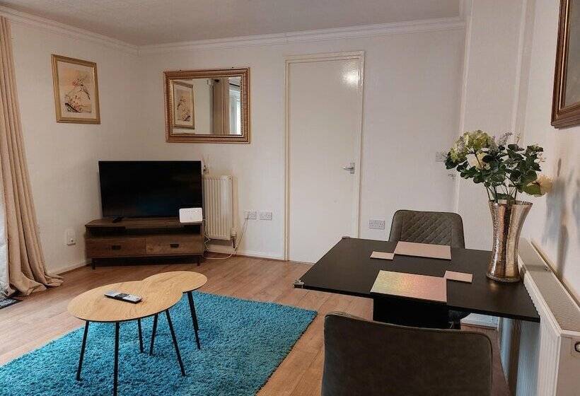 Lovely 2 Bed House In The Heart Of Woodhouse Leeds