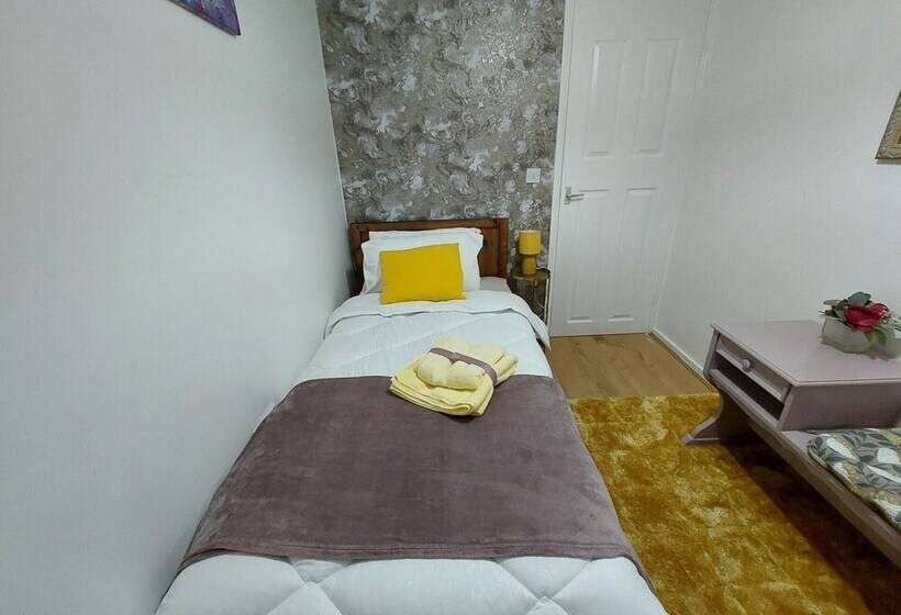 Lovely 2 Bed House In The Heart Of Woodhouse Leeds