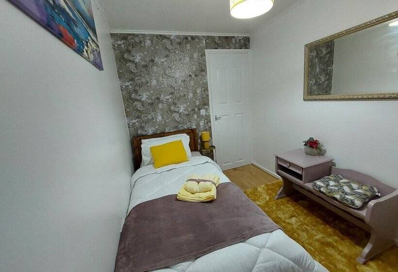 Lovely 2 Bed House In The Heart Of Woodhouse Leeds