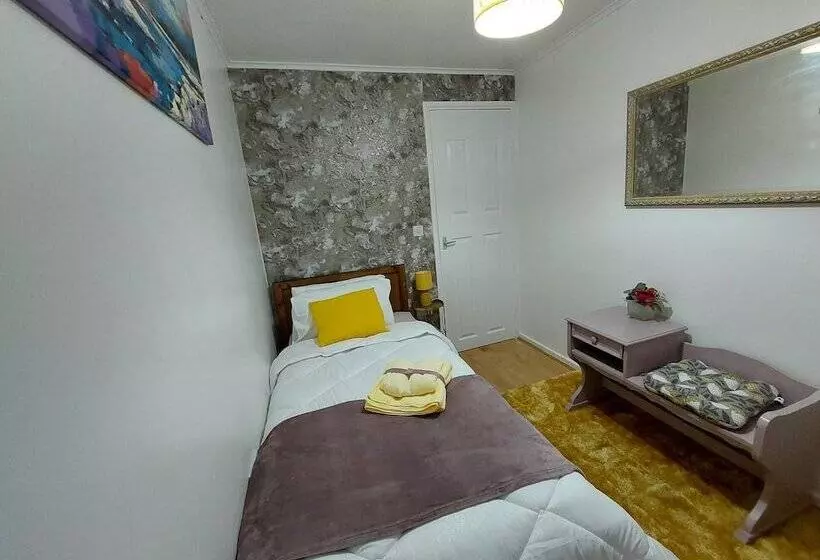 Lovely 2 Bed House In The Heart Of Woodhouse Leeds