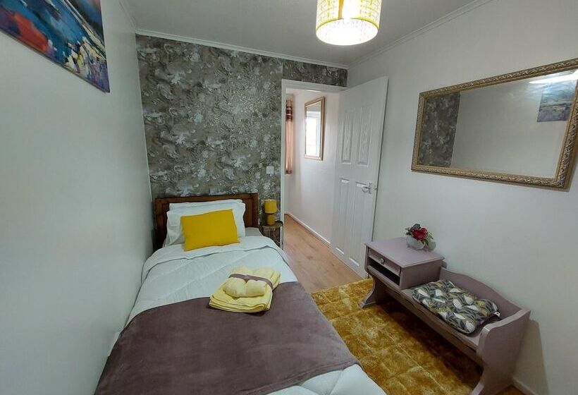 Lovely 2 Bed House In The Heart Of Woodhouse Leeds