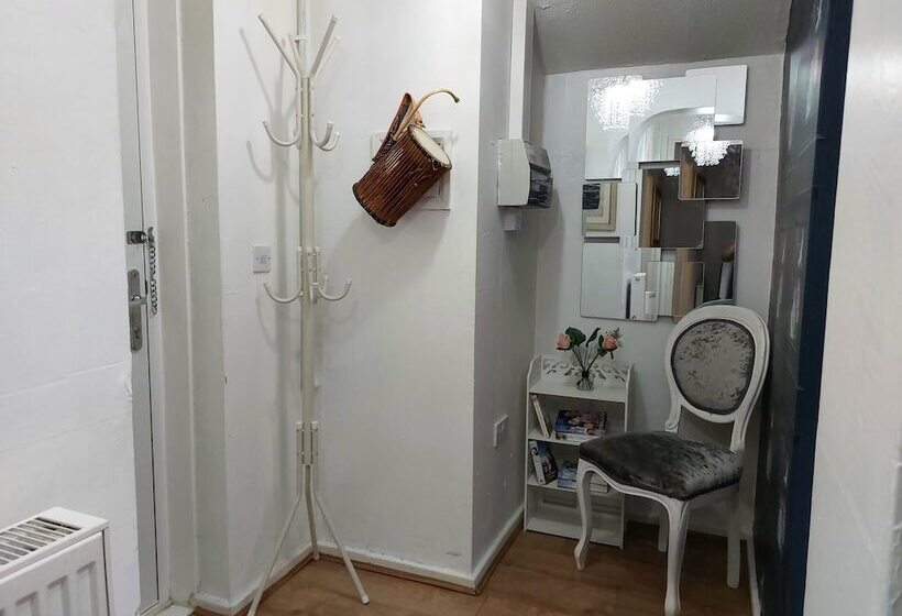 Lovely 2 Bed House In The Heart Of Woodhouse Leeds