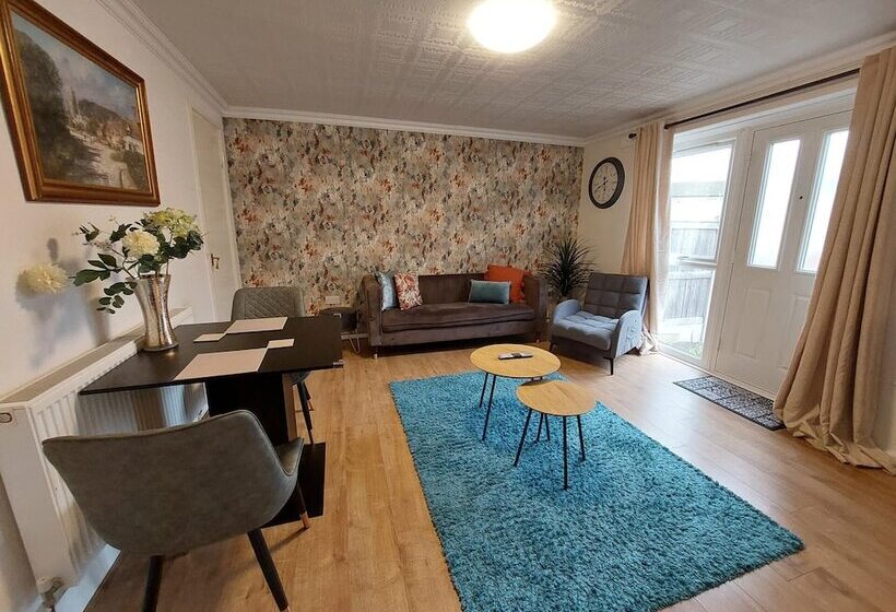 Lovely 2 Bed House In The Heart Of Woodhouse Leeds