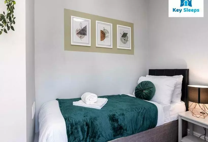Modern & Central Three Bedroom House By Keysleeps Doncaster With Free Parking & Dsa