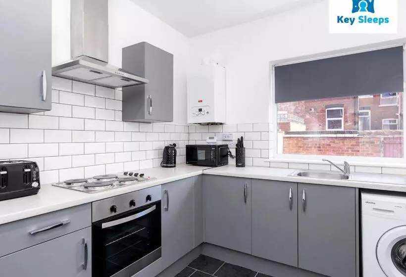 Modern & Central Three Bedroom House By Keysleeps Doncaster With Free Parking & Dsa