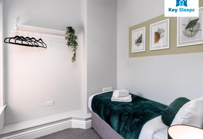 Modern & Central Three Bedroom House By Keysleeps Doncaster With Free Parking & Dsa