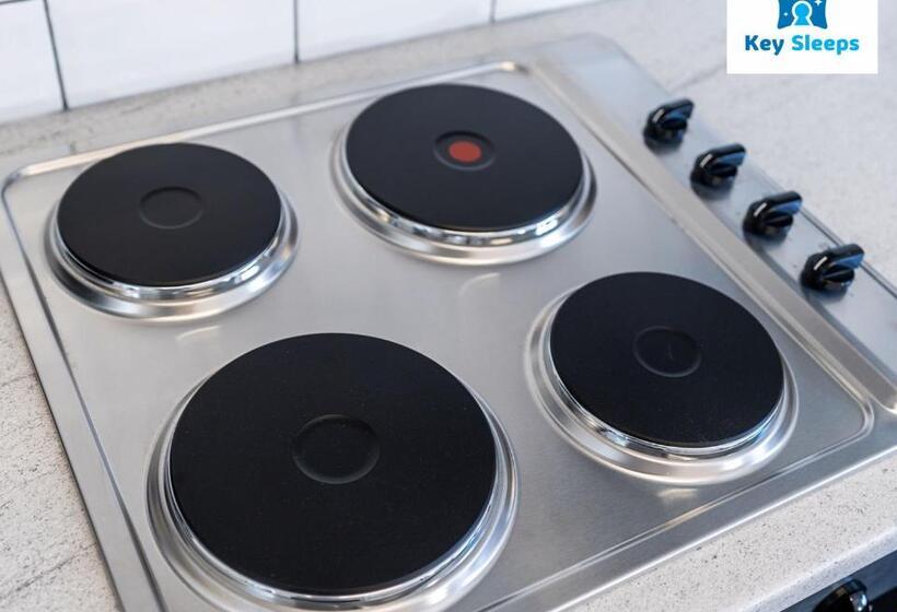 Modern & Central Three Bedroom House By Keysleeps Doncaster With Free Parking & Dsa