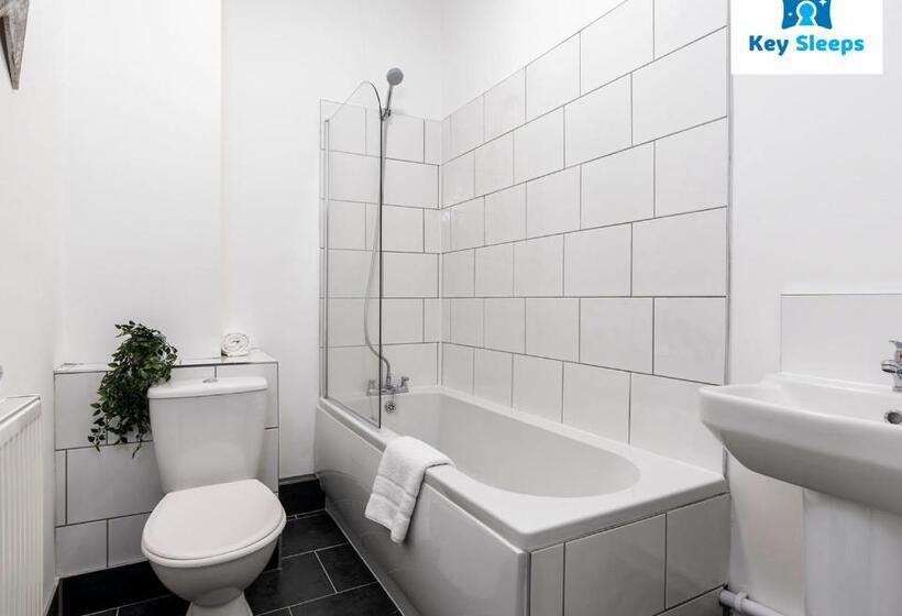 Modern & Central Three Bedroom House By Keysleeps Doncaster With Free Parking & Dsa