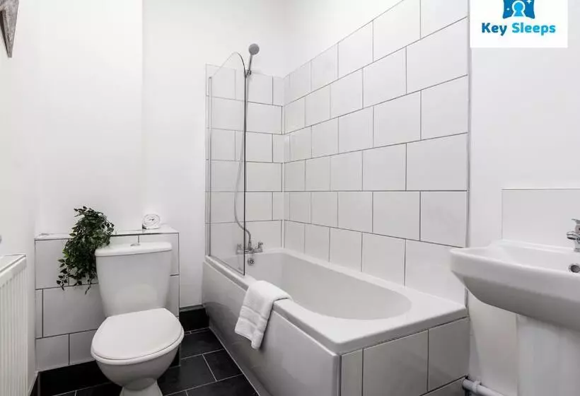 Modern & Central Three Bedroom House By Keysleeps Doncaster With Free Parking & Dsa