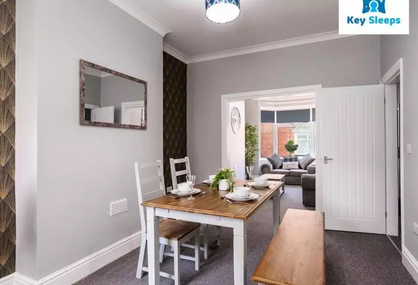 Modern & Central Three Bedroom House By Keysleeps Doncaster With Free Parking & Dsa