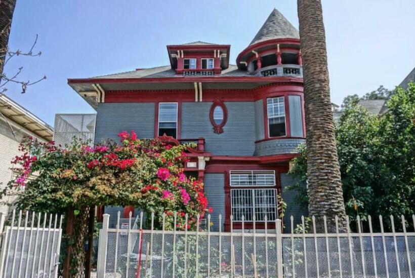 The Red Guest House In Downtown Los Angeles