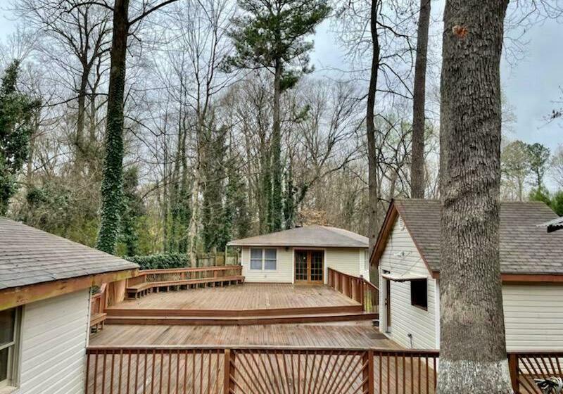 1 Acre 3 Bedroom Home 15 Min From Buckhead!