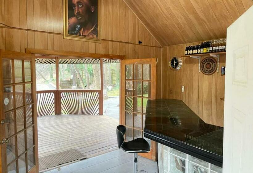 1 Acre 3 Bedroom Home 15 Min From Buckhead!