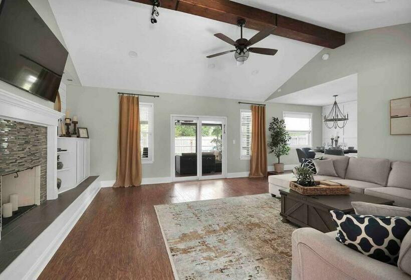 Stylish Villa, W Saltwater Pool And Fenced In Yard