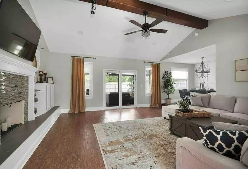 Stylish Villa, W Saltwater Pool And Fenced In Yard