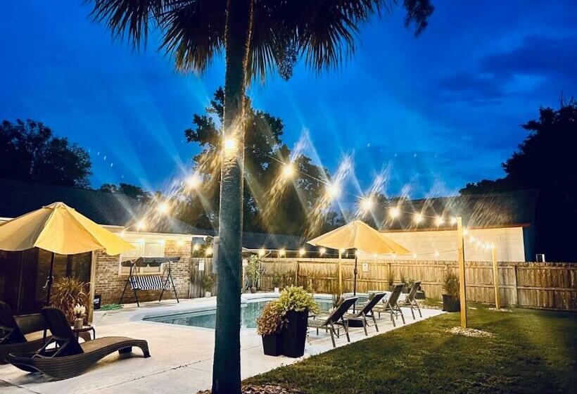 Stylish Villa, W Saltwater Pool And Fenced In Yard