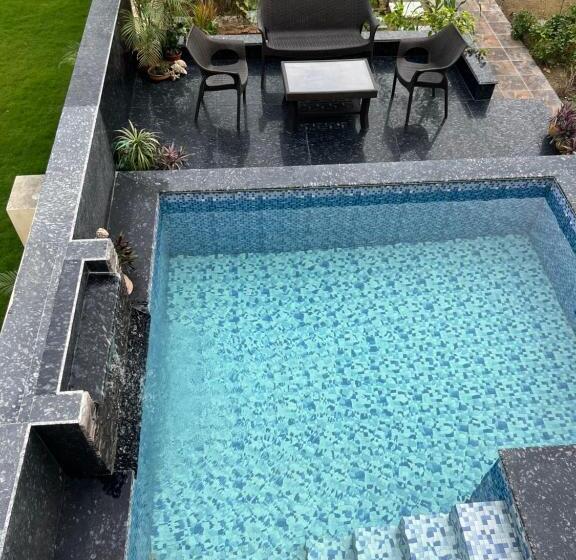 Param Country Home With Pool
