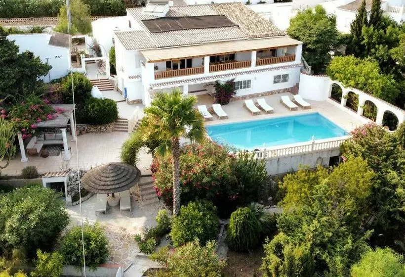 Stylish Seaview Villa With Large Garden + Pool