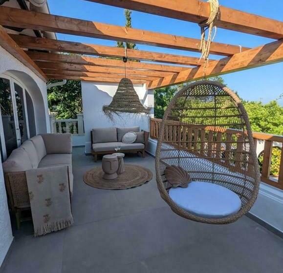 Stylish Seaview Villa With Large Garden + Pool