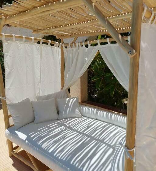 Stylish Seaview Villa With Large Garden + Pool