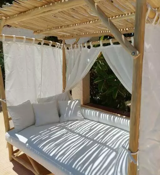 Stylish Seaview Villa With Large Garden + Pool