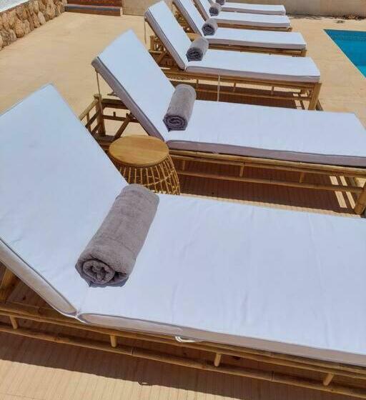 Stylish Seaview Villa With Large Garden + Pool