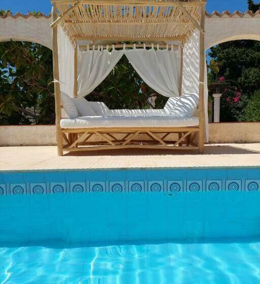 Stylish Seaview Villa With Large Garden + Pool