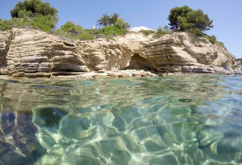 Stylish Seaview Villa With Large Garden + Pool