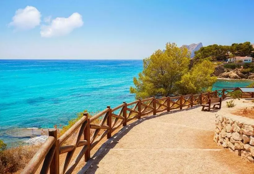 Stylish Seaview Villa With Large Garden + Pool