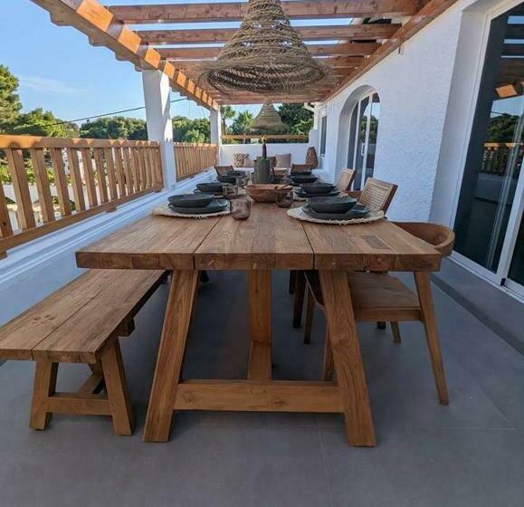 Stylish Seaview Villa With Large Garden + Pool