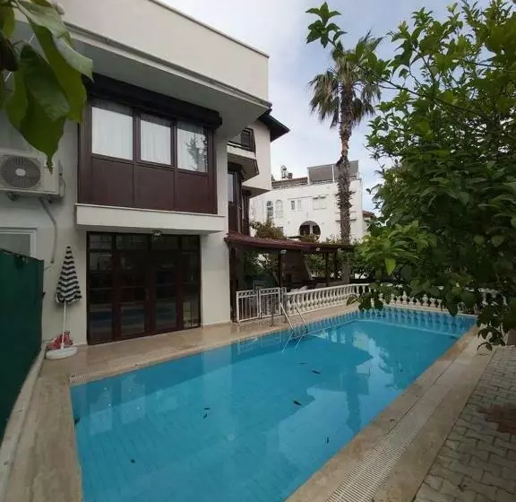 Havuz Olanagı Sunan Rahat Müstakil Villa