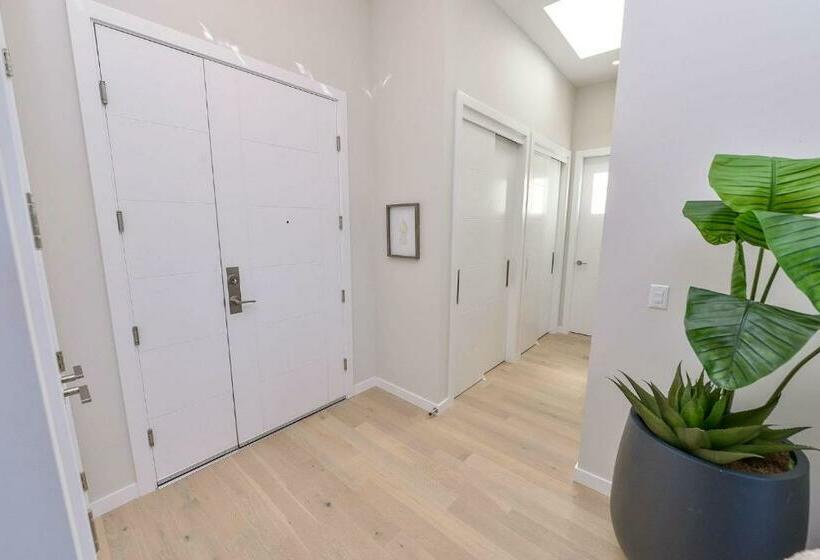 Oak Bay Executive Penthouse