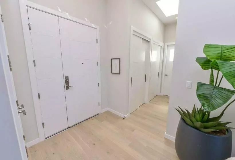 Oak Bay Executive Penthouse