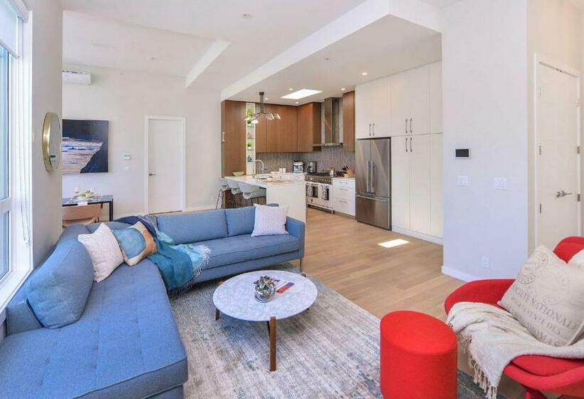 Oak Bay Executive Penthouse