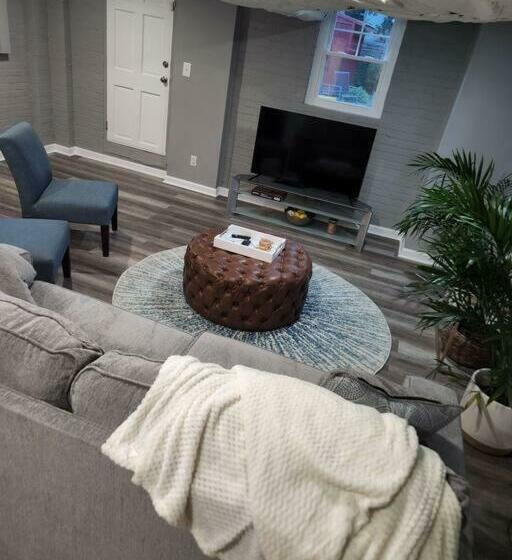 New Studio Apt & Backyard Oasis In Historic Uptown