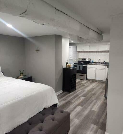 New Studio Apt & Backyard Oasis In Historic Uptown