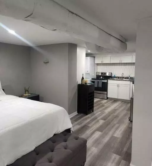 New Studio Apt & Backyard Oasis In Historic Uptown