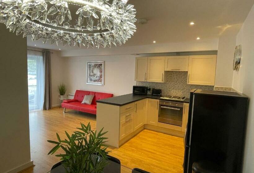 Moda Wigan   Stylish 2 Bed Apartment Central Wigan